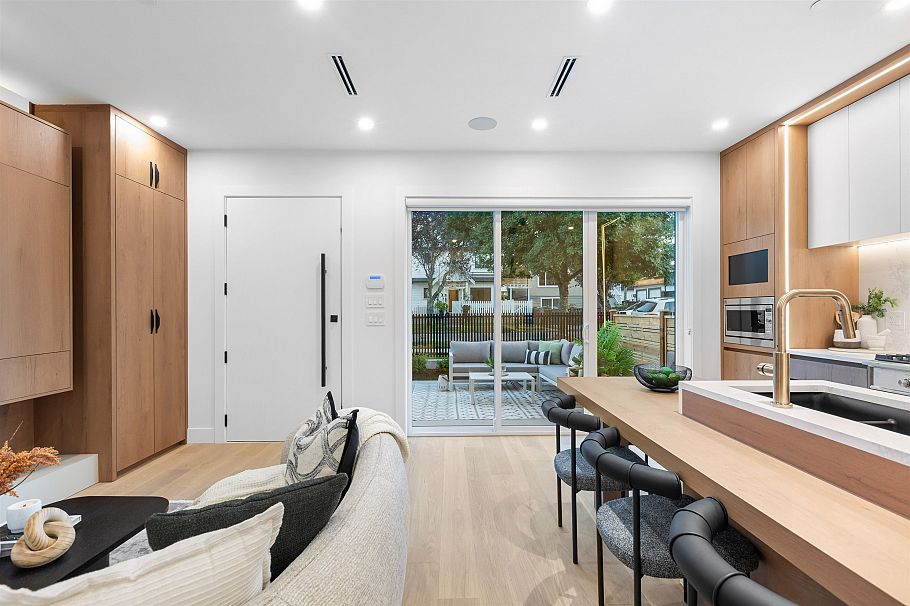 1 2435 Napier Street Vancouver, BC - 8