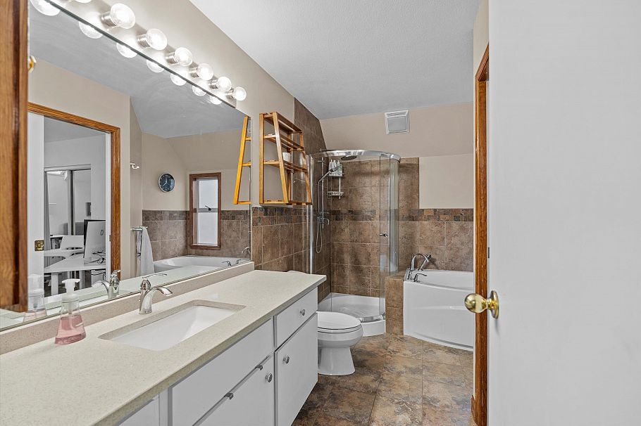 2 410 Mahon Avenue North Vancouver, BC - 23