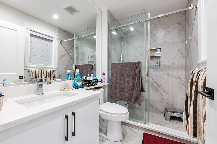 8007 Bradley Avenue Burnaby, BC - 32