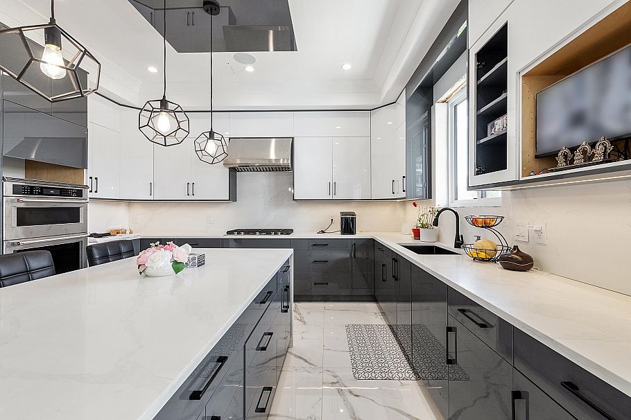 8007 Bradley Avenue Burnaby, BC - 12