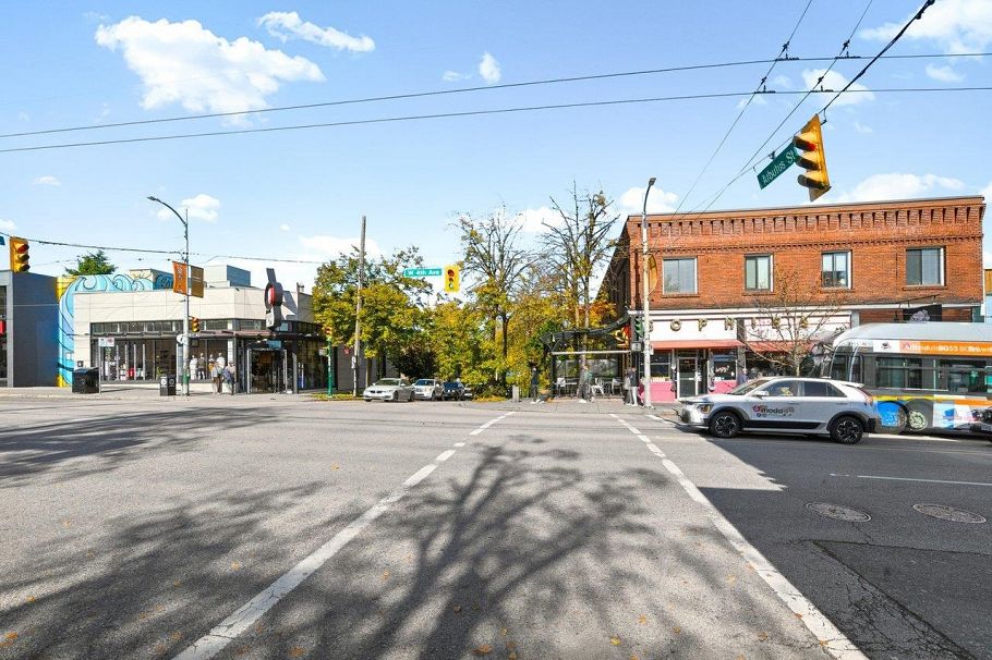 311 2121 W 6th Avenue Vancouver, BC - 25