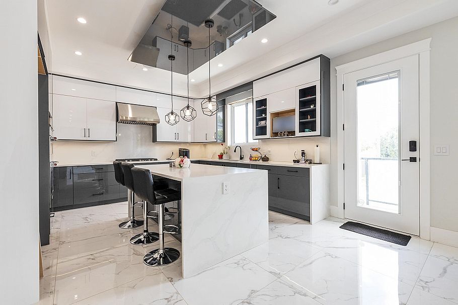 8007 Bradley Avenue Burnaby, BC - 11