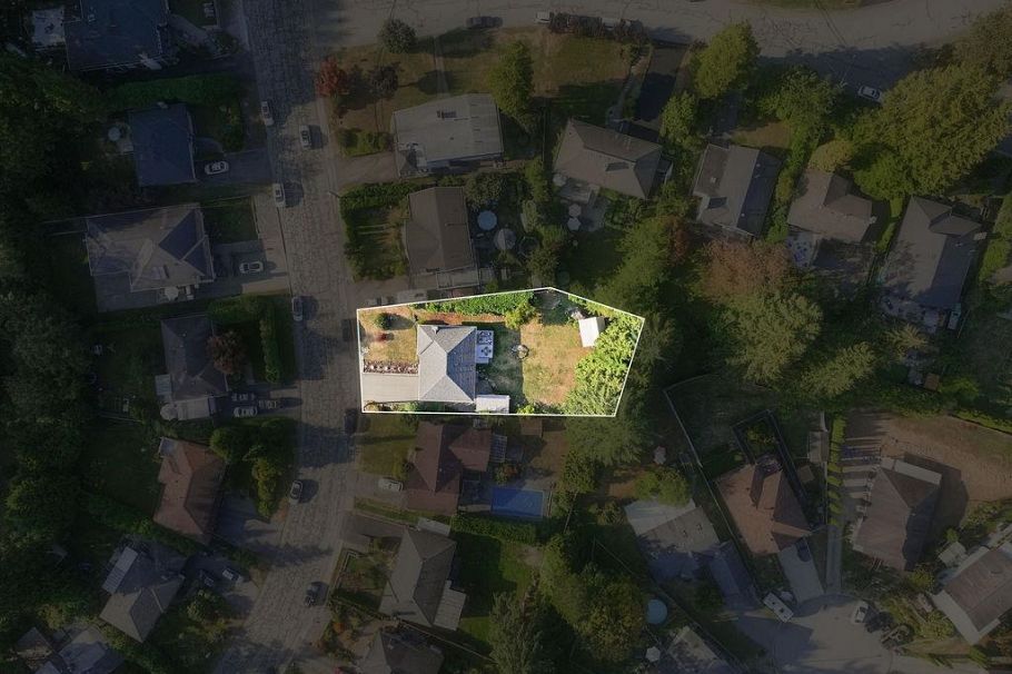 814 Plymouth Drive North Vancouver, BC - 34