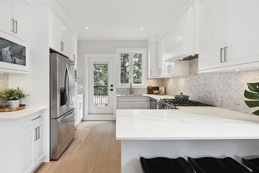 1330 W 15th Street North Vancouver, BC - 6