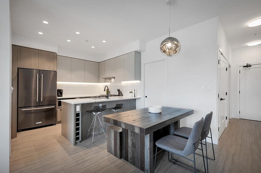 404 2408 Grant Street Vancouver, BC - 2
