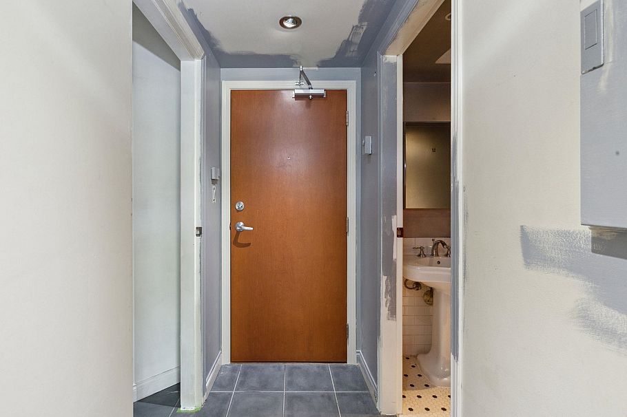 301 55 Alexander Street Vancouver, BC - 4