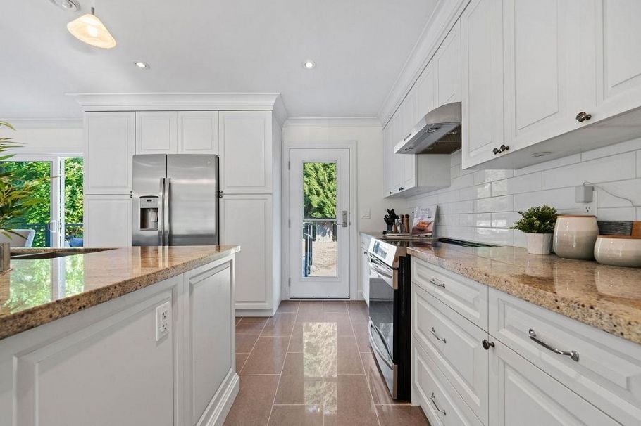 814 Plymouth Drive North Vancouver, BC - 20