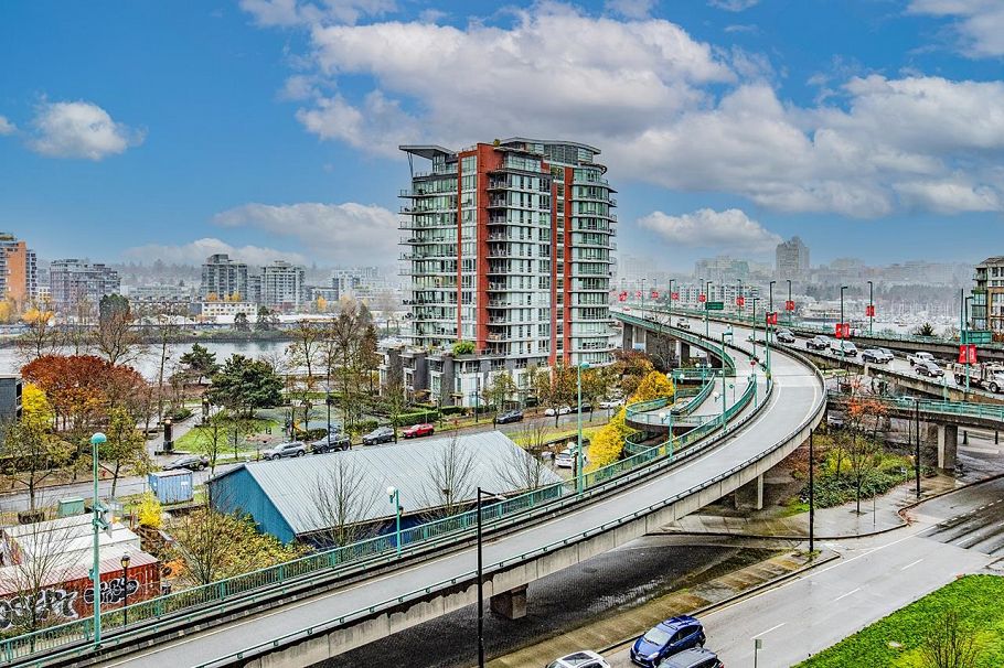 758 38 Smithe Street Vancouver, BC - 1