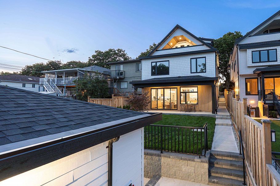 2 3576 E Pender Street Vancouver, BC - 34