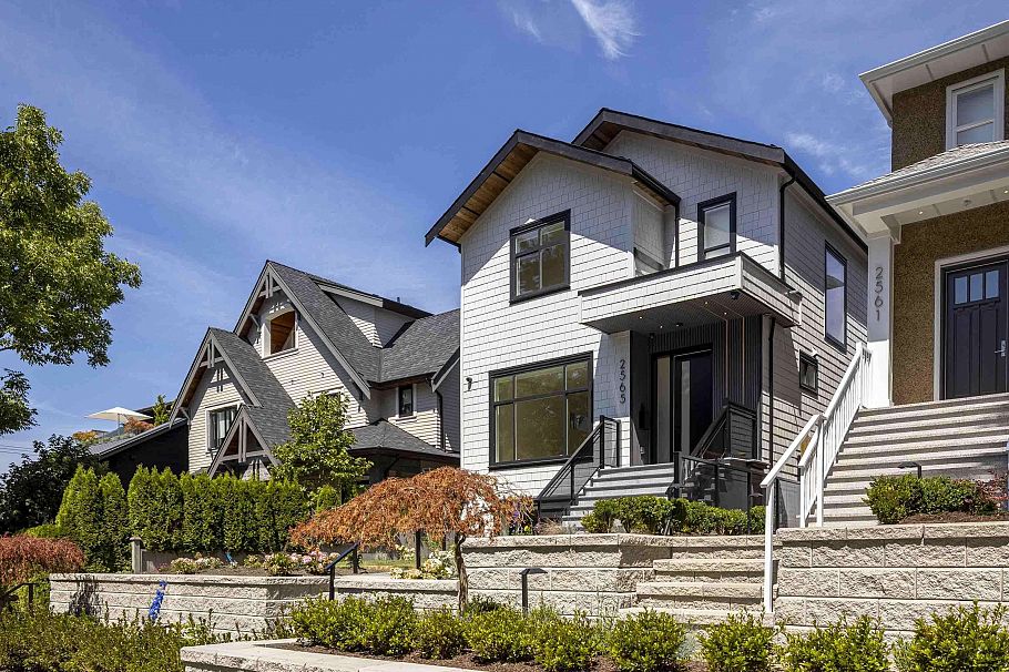 2565 W 2nd Avenue Vancouver, BC - 2