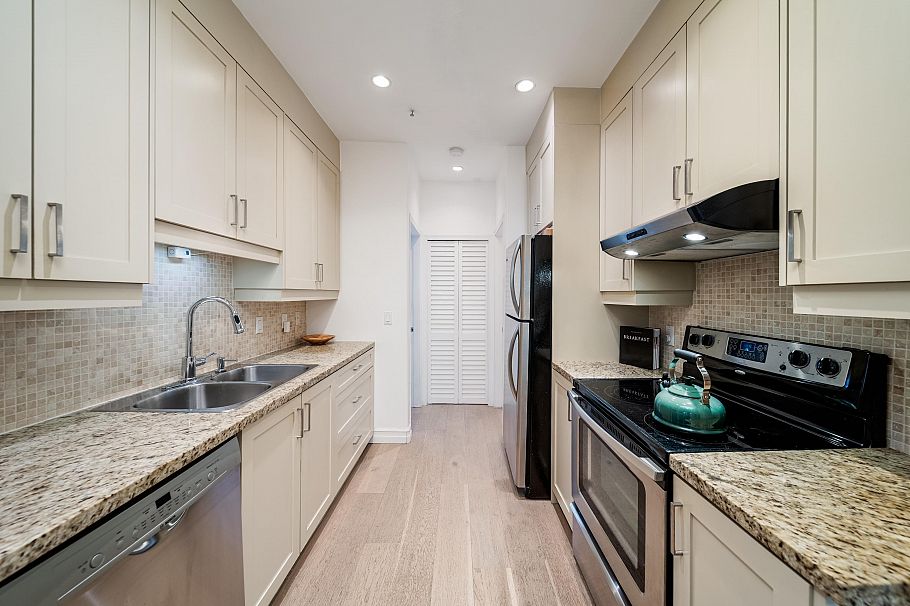 966 W 16th Avenue Vancouver, BC - 4