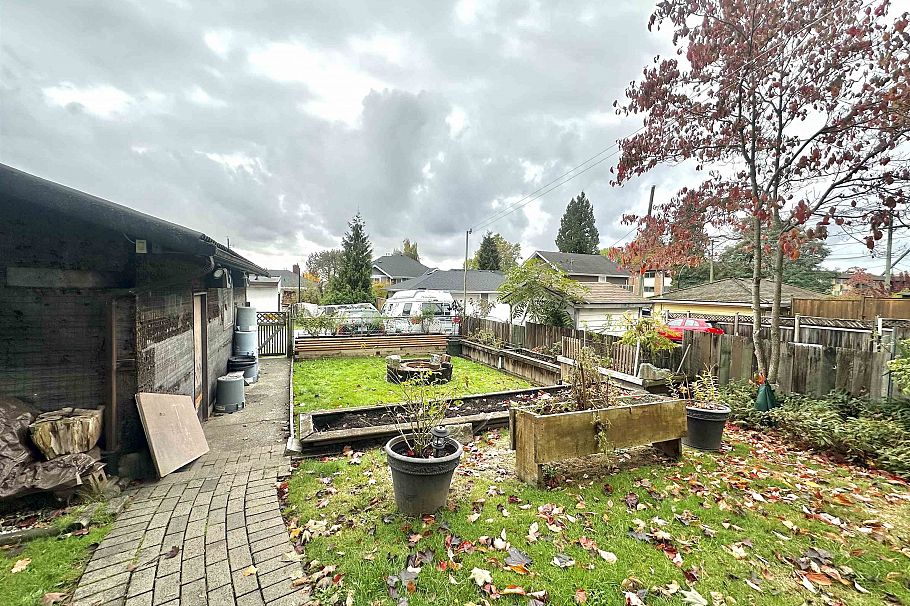 313 E 13th Street North Vancouver, BC - 12