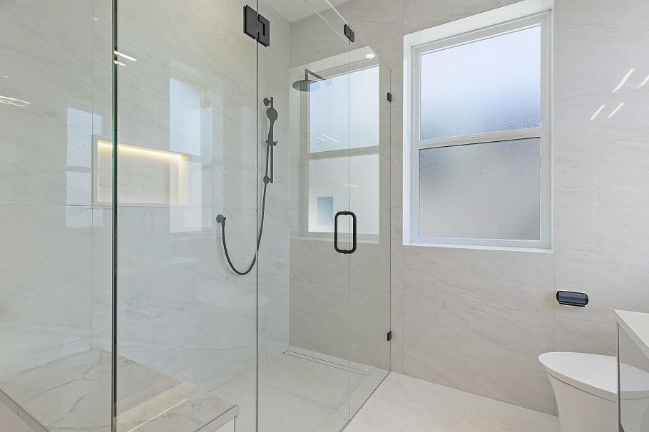 2565 W 2nd Avenue Vancouver, BC - 33