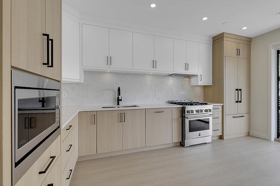 1 3695 E 26 Avenue Vancouver, BC - 11