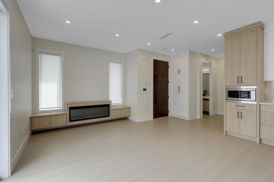 1 3695 E 26 Avenue Vancouver, BC - 5