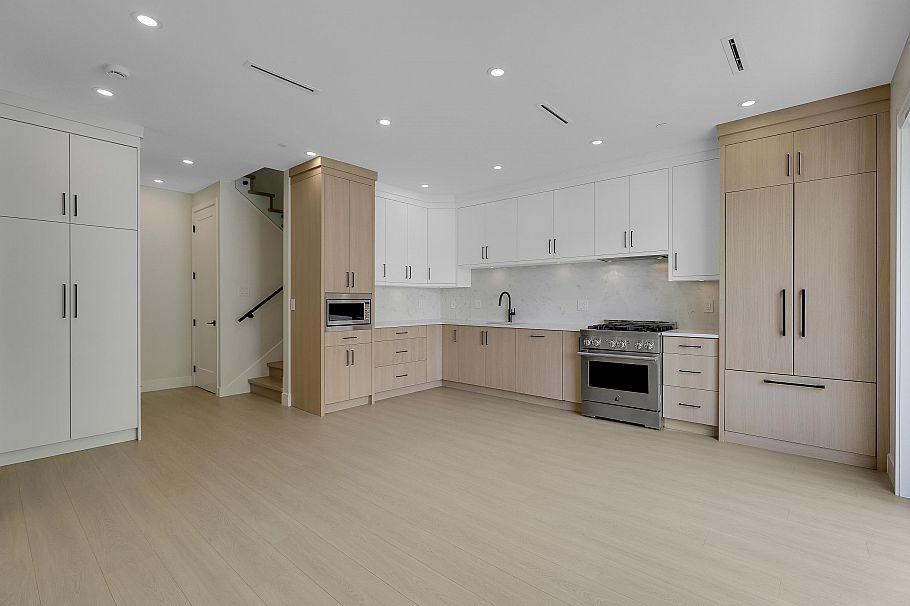 1 3695 E 26 Avenue Vancouver, BC - 4