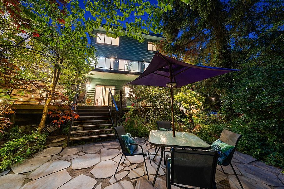 2380 Mackay Avenue North Vancouver, BC - 1