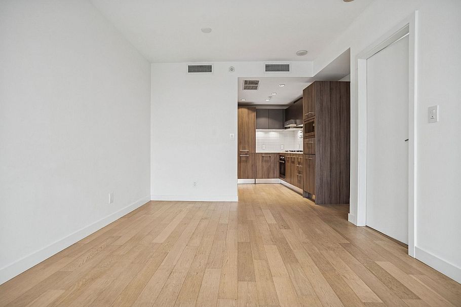 503 4638 Gladstone Street Vancouver, BC - 5