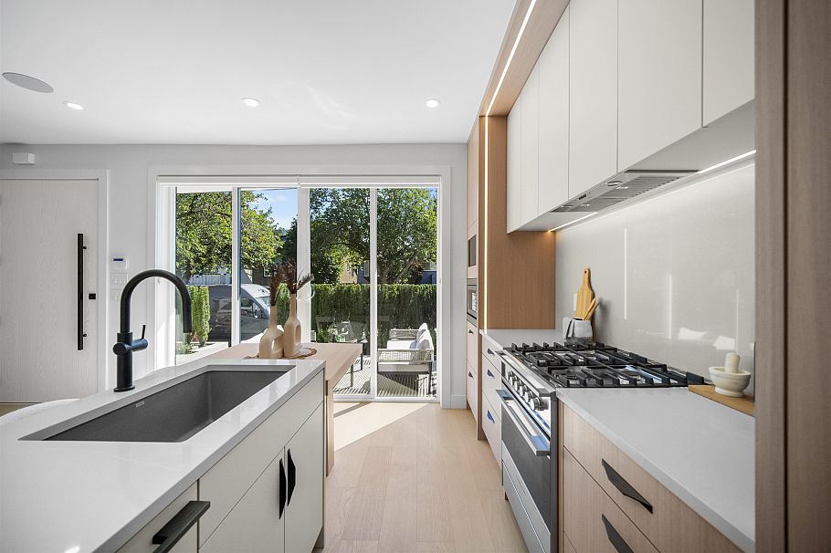 1 5033 Prince Albert Street Vancouver, BC - 5