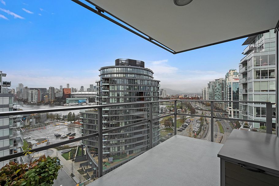 1605 110 Switchmen Street Vancouver, BC - 2