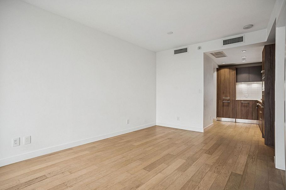 503 4638 Gladstone Street Vancouver, BC - 4