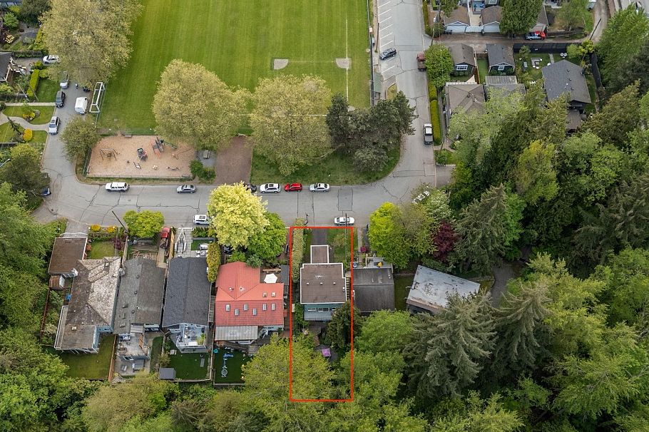 2380 Mackay Avenue North Vancouver, BC - 28