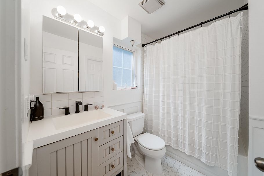 966 W 16th Avenue Vancouver, BC - 8