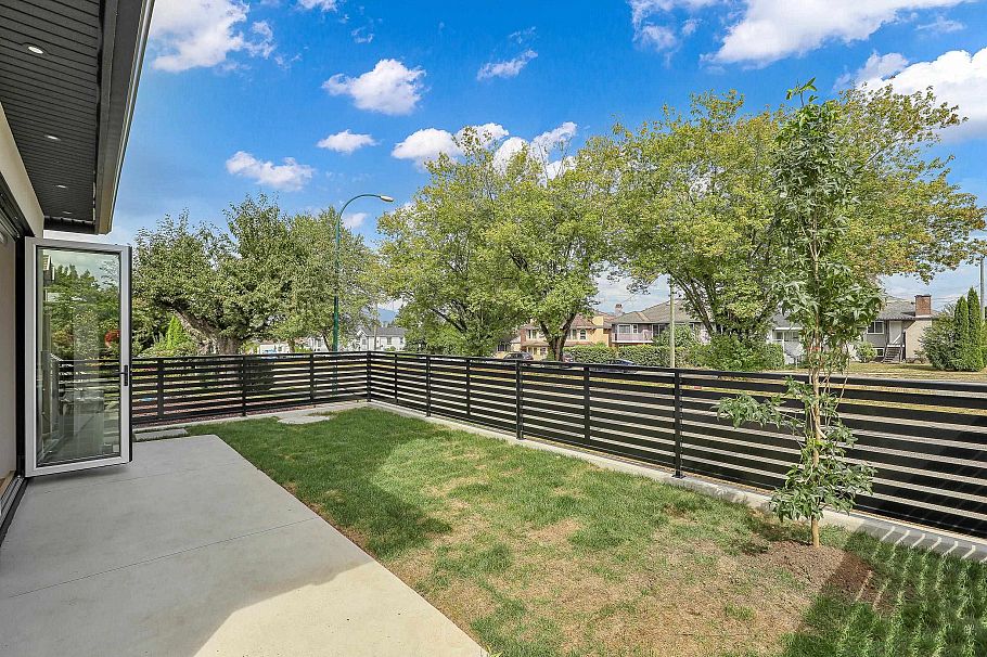 1 3695 E 26 Avenue Vancouver, BC - 31