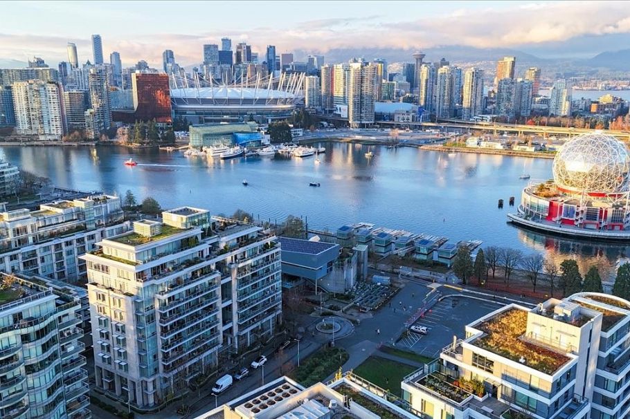 404 1633 Ontario Street Vancouver, BC - 4