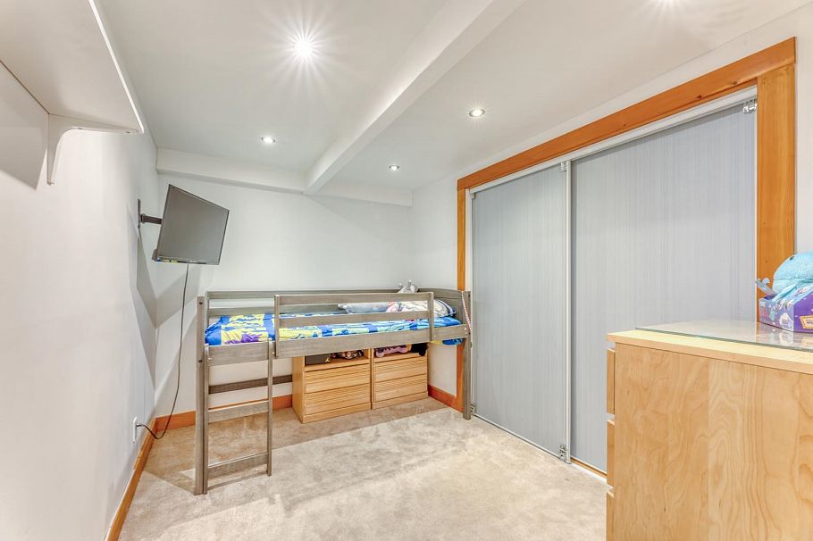 466 E Kings Road North Vancouver, BC - 26