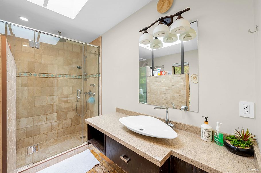 4066 Norwood Avenue North Vancouver, BC - 24