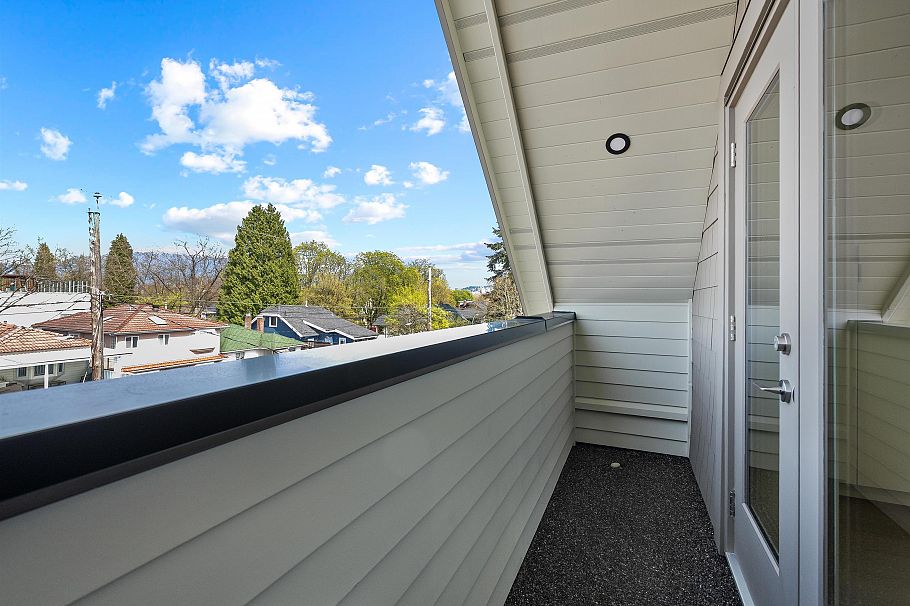 2 2253 Grant Street Vancouver, BC - 32