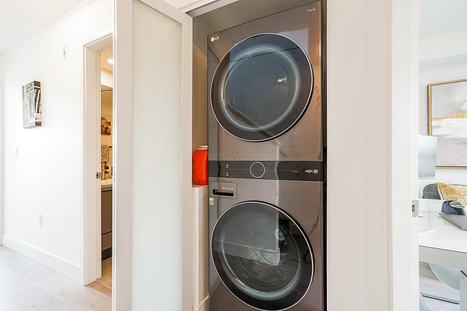 76 728 W 14th Street North Vancouver, BC - 32