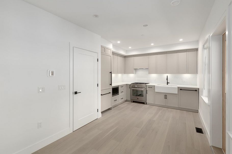 1081 Semlin Drive Vancouver, BC - 2