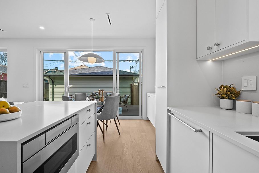 2 2253 Grant Street Vancouver, BC - 9