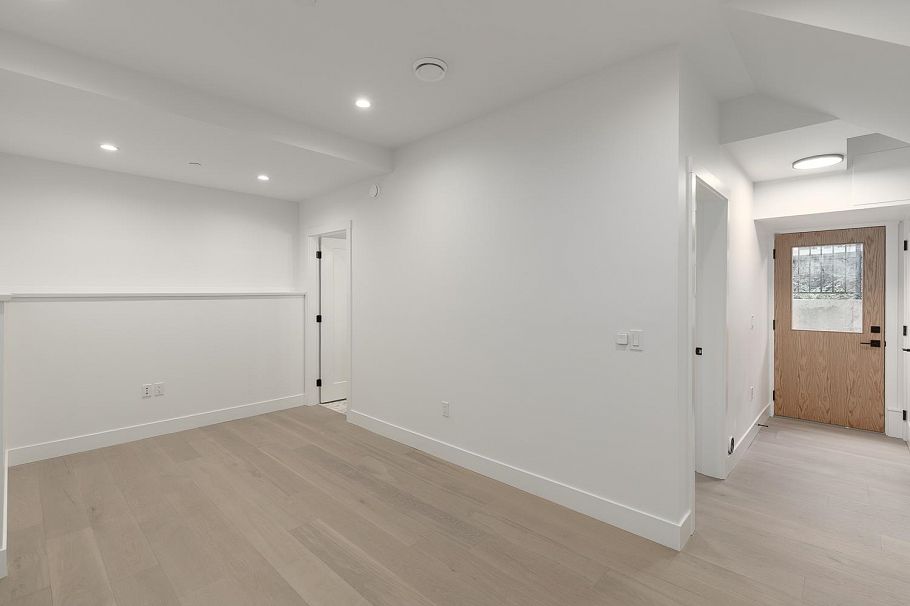 1081 Semlin Drive Vancouver, BC - 16