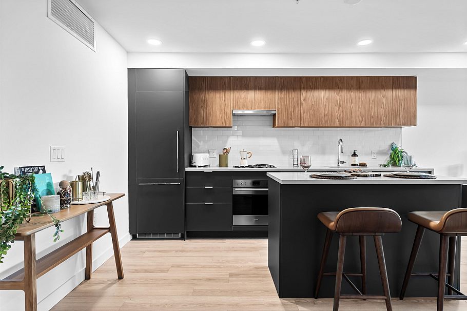 307 2419 Grant Street Vancouver, BC - 1