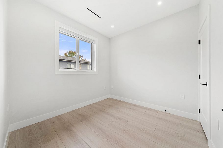 1 3274 E 44th Avenue Vancouver, BC - 20