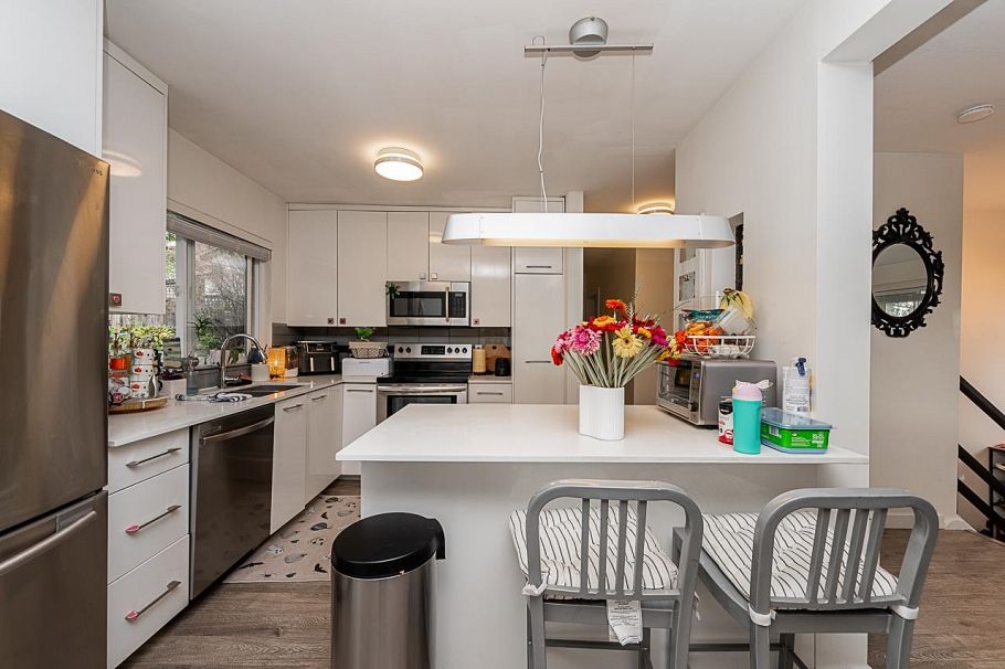 4377 Mountain Highway North Vancouver, BC - 8