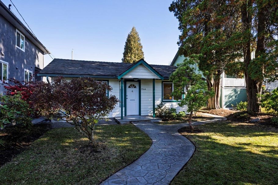 1544 Sutherland Avenue North Vancouver, BC - 1