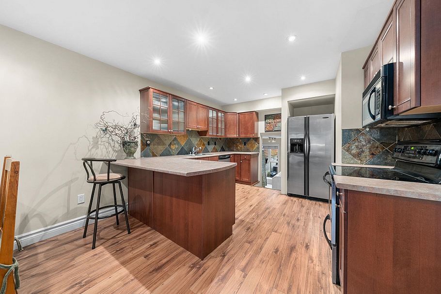 6 230 W 15th Street North Vancouver, BC - 6