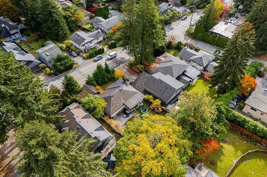 4377 Mountain Highway North Vancouver, BC - 39