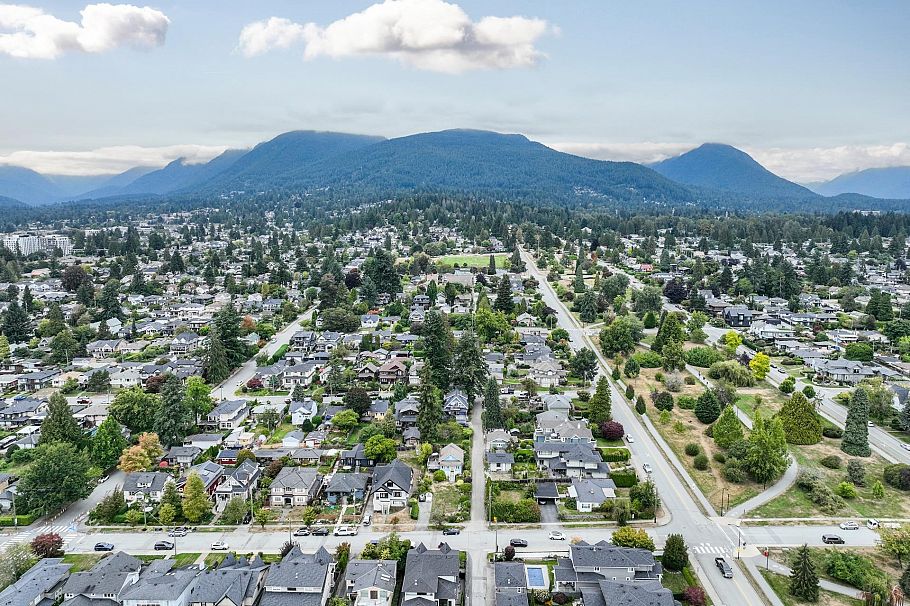 534 E 9th Street North Vancouver, BC - 24