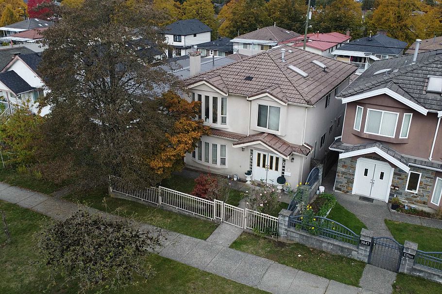 3043 E 29th Avenue Vancouver, BC - 3