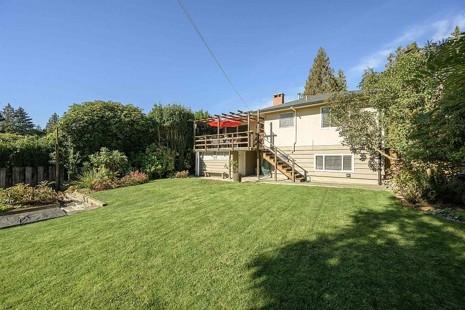 545 W 22nd Street North Vancouver, BC - 36