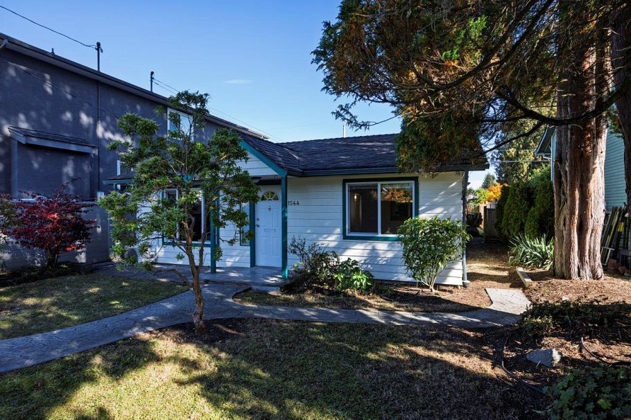1544 Sutherland Avenue North Vancouver, BC - 2