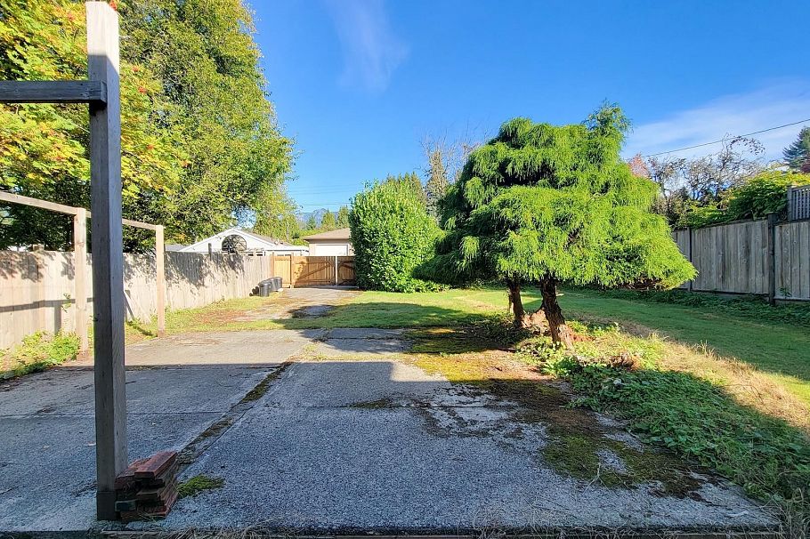 442 W 23rd Street North Vancouver, BC - 35