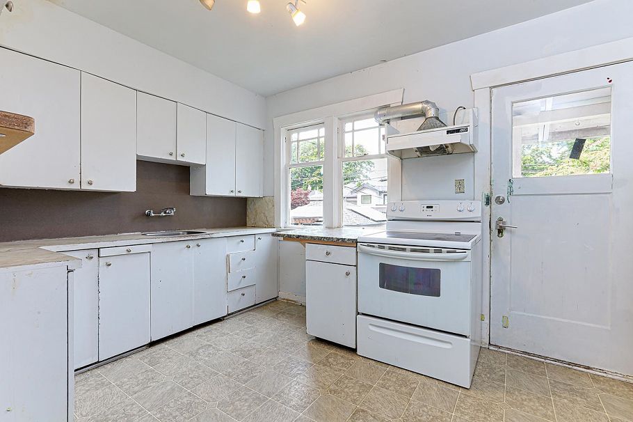 4557 W 14th Avenue Vancouver, BC - 17