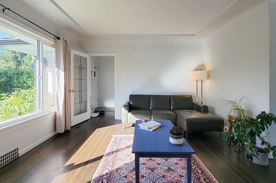 442 W 23rd Street North Vancouver, BC - 2