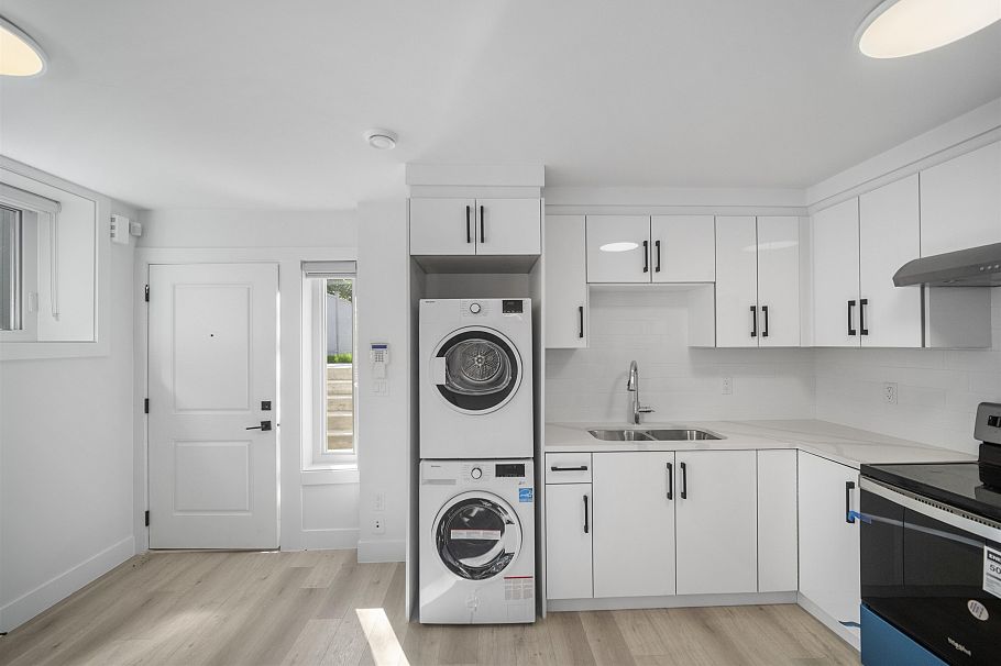 2790 E 49th Avenue Vancouver, BC - 31